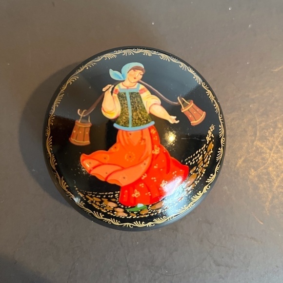 Vintage Russian Lacquered Hand-painted Metal Trinket Box Milk Girl - Picture 8 of 8